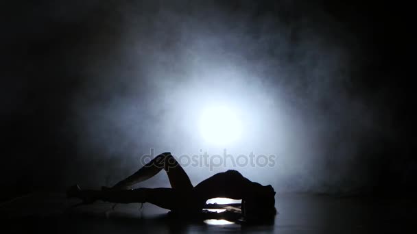 Sexy nightclub dancer girl in lingerie dances lying on floor — Stock Video