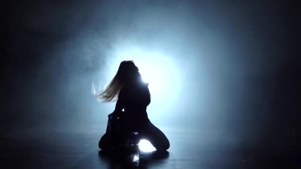 Silhouet pj model grl danser in rokerige studio. Slow motion — Stockvideo