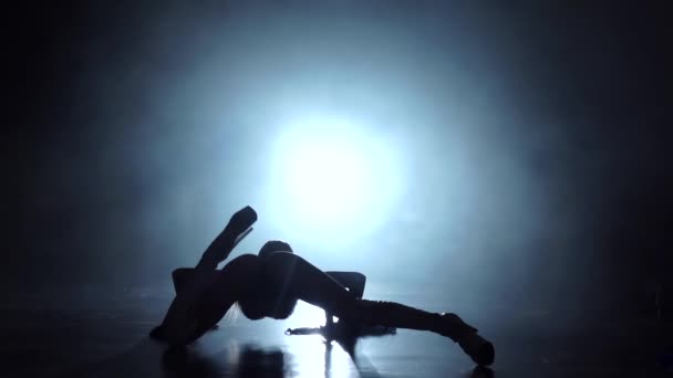 Дівчина танцює на підлозі. Вид ззаду при повільному русі — стокове відео