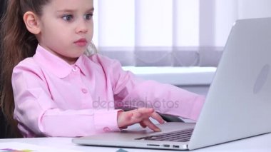 Küçük kız işkadını laptop arıyorum ve önemli konularda karar verir