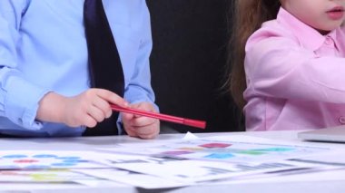 Grafikler ve diagravy önemli konuları tartışırken bakarak çocuk işadamları