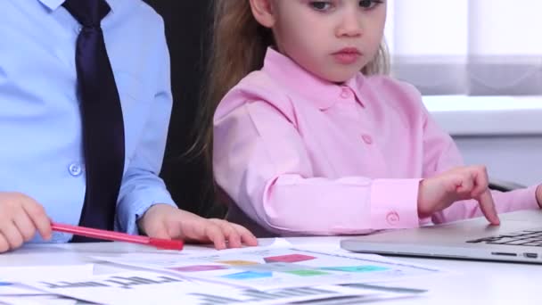 Kinder Geschäftsleute betrachten die Diagramme und Diagramme, während sie wichtige Themen besprechen — Stockvideo