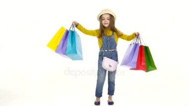 El, paketleri ile küçük kız öpücük gönderir. Beyaz arka plan. Ağır çekim