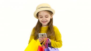 Telefon ve pishit tutarak paketi ile şapkalı kız nakleder. Beyaz arka plan