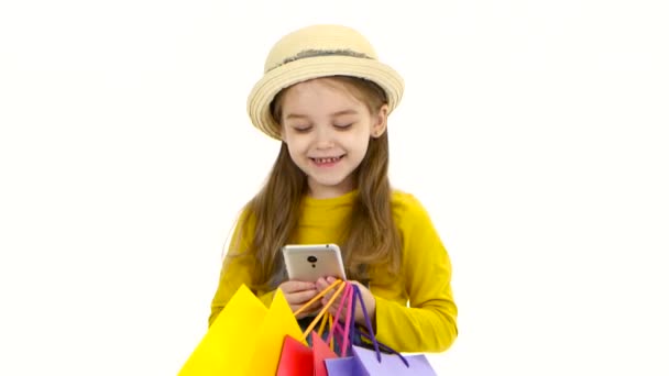 Girl in a hat with package holding phone and pishit posts. White background — Stock Video