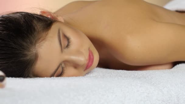 La mujer duerme y descansa después de los tratamientos de spa con toalla. Primer plano. — Vídeos de Stock