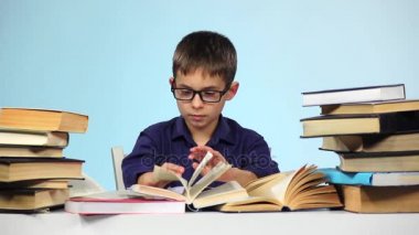 Farklı bir kitap okuma ufaklık. Mavi arka plan. Ağır çekim