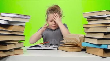 Kız gözlüklerini alır, gözleri losyonları ve onları geri koyar. Yeşil ekran. Ağır çekim