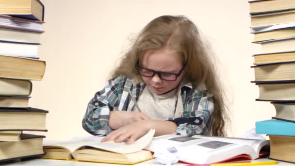 Маленькая девочка взволнованно вытягивает страницу из книжной информации. Белый фон — стоковое видео