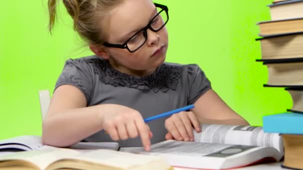 Menina de óculos olhando em livros de informação. Tela verde — Vídeo de Stock