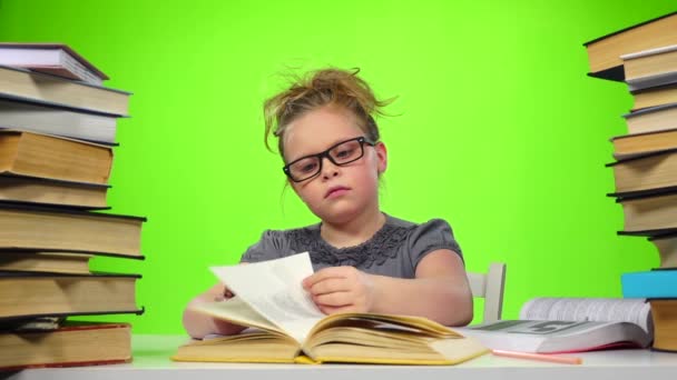 Menina sentada e folheando o livro. Tela verde. Movimento lento — Vídeo de Stock