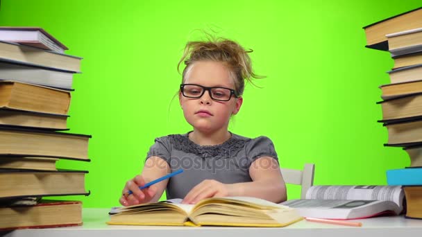 Chica hojeando cuidadosamente las páginas de los libros. Pantalla verde. Movimiento lento — Vídeos de Stock