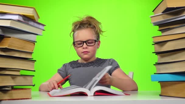 Menina sentada e folheando o livro. Tela verde. Movimento lento — Vídeo de Stock