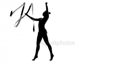 Jimnastikçi güzel bir takım elbise içinde bir şerit farklı dalgalar oluşturur. Beyaz arka plan. Siluet