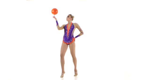Gymnaste à tourner avec la balle dans les mains. Fond blanc 