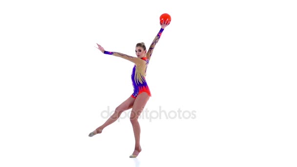 Gymnastka se s míčem v rukou. Bílé pozadí. Zpomalený pohyb — Stock video