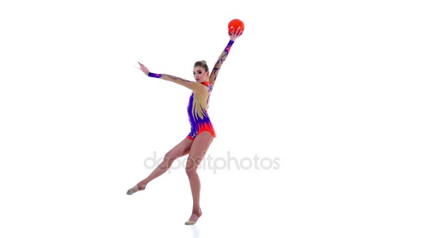 Gymnaste à tourner avec la balle dans les mains. Fond blanc. Mouvement lent 