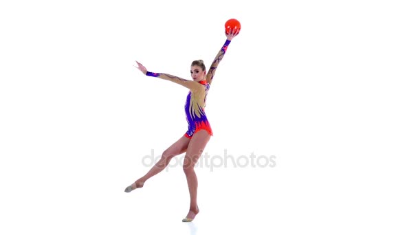 Gymnaste à tourner avec la balle dans les mains. Fond blanc. Mouvement lent — Video