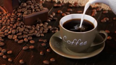 Siyah kahve dolu küçük bardakta latte olun