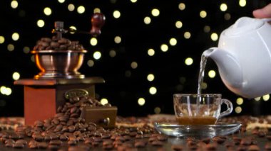 Cam saydam küçük siyah çözünür kahve fincan. Yan görünüm