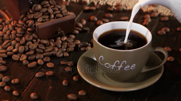 Gör latte i liten kopp som fylls svart kaffe — Stockvideo