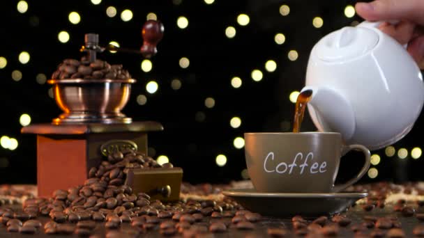 ホット コーヒーは、大きなカップのコーヒー ポットから注がれます。横から見た図 — ストック動画