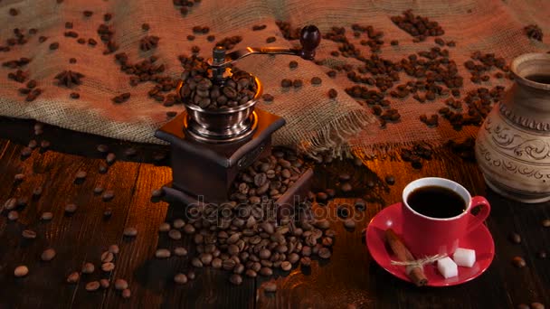 Tazza rossa con caffè sul piattino con pezzi di zucchero — Video Stock