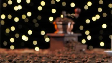 Çekim bulanık. Kahve Öğütücü ve duman içkiyle beyaz Kupası