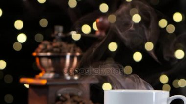 Portre ile beyaz bir fincan duman. Kahve değirmeni fasulye ile