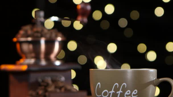Tasse heißen Kaffee mit einer Rauch- und Kaffeemühle — Stockvideo