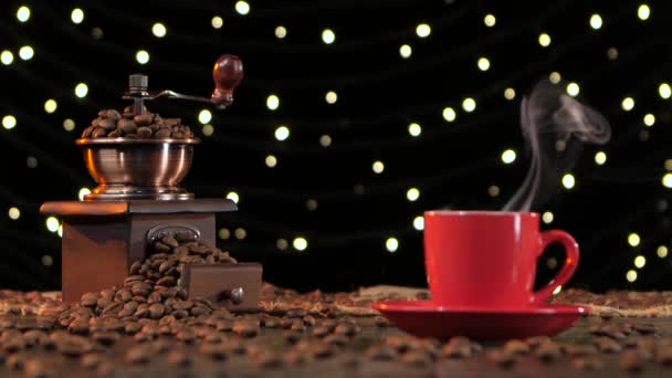 Hintergrund mit Lichtern. Kaffeemühle gefüllt mit gerösteten Kaffeebohnen — Stockvideo