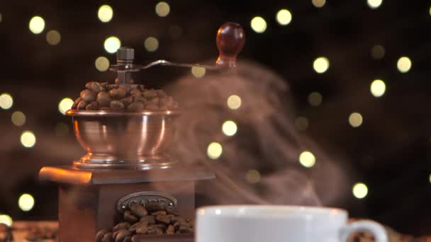 Moulin à café avec haricots. Fumée rapprochée avec une tasse blanche — Video