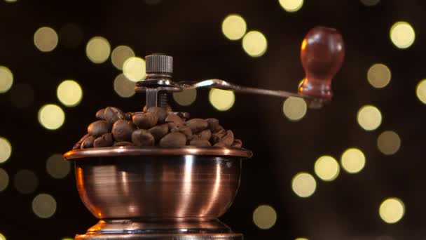 Kaffekvarnen fylld med rostade kaffebönor. Närbild. Studio — Stockvideo