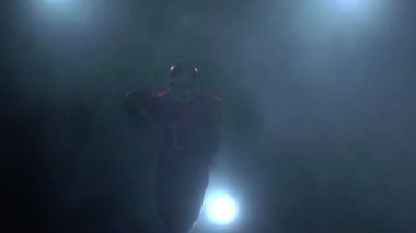 Amerikan futbolu oyuncusu topu atmak kaçak yapar