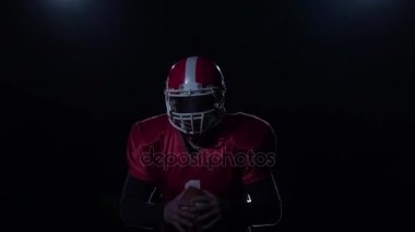 Karanlık Studio'da rugby oyuncusu pas