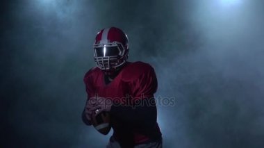 Rugby topu oyuncu tarafından kırmızı ve beyaz forma