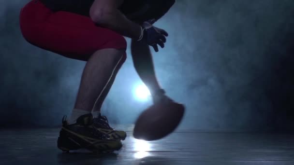 Transferir de vuelta pelota de rugby de jugador en el fútbol americano. Estudio — Vídeo de stock