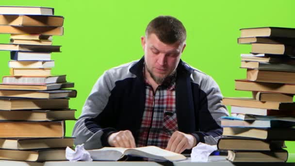 Man zit op zijn Bureau schrijft zijn notebook informatie. Groen scherm — Stockvideo