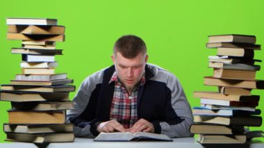 Adam okuma, bilgi bulma masada oturan ve mutlu. Yeşil ekran