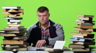 Adam en ilginç kitap seçer ve bir not defterinde yazıyor. Yeşil ekran