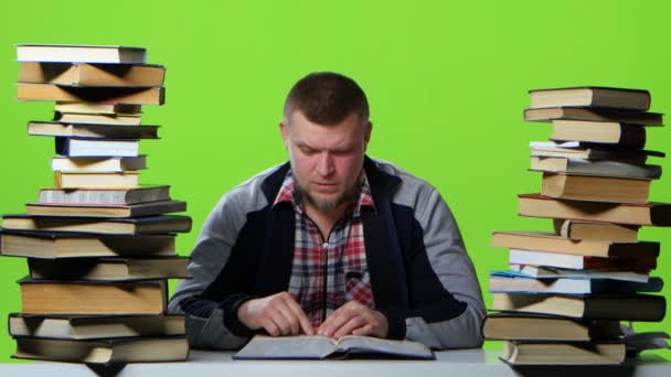 Homem folheando através de um livro, ele sofre de dores de cabeça. Tela verde — Vídeo de Stock