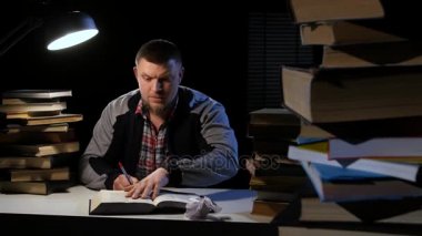 Adamım kitabın leafing ve rastroilas ve öfkeli bakıyor bulamadı. Siyah arka plan