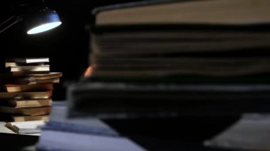 Kız sana kızgın ve vurma yumruk bilgi bulamıyorum. Siyah arka plan