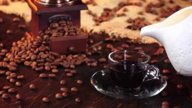 Kahvaltıda sütlü taze kahve fincan. Ağır çekim