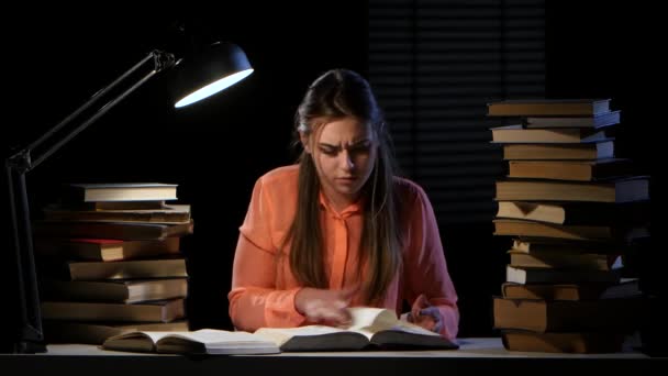 Fille passe par le livre et de trouver la bonne information. Fond noir — Video