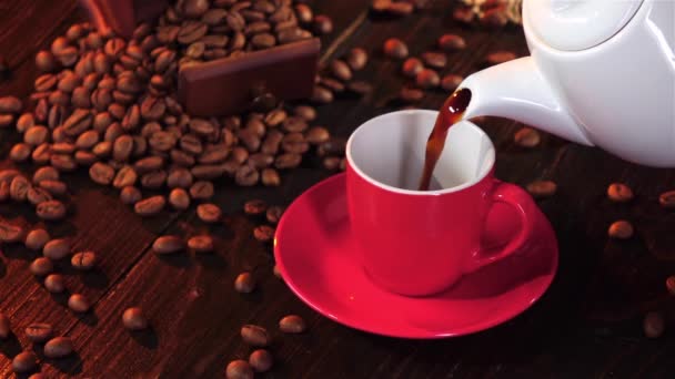 Taza de café expreso caliente en una taza roja y platillo — Vídeo de stock