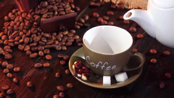 Tasse Espresso auf Untertasse mit Stück Schokolade und Zucker — Stockvideo