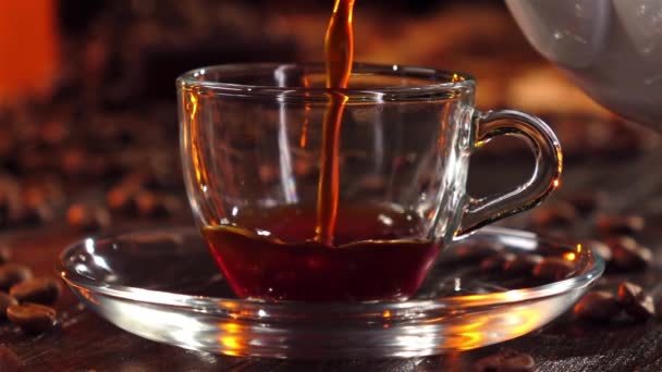 Nahaufnahme. schwarzer Kaffee wird in eine gläserne transparente Tasse gegossen — Stockvideo