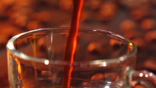 Verse warme aromatische koffie wordt gegoten in een glazen beker — Stockvideo