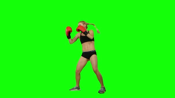Boxer postavení v přední a pošle zeslabovanou soupeři stojící na místě. Zelená obrazovka. Boční pohled — Stock video